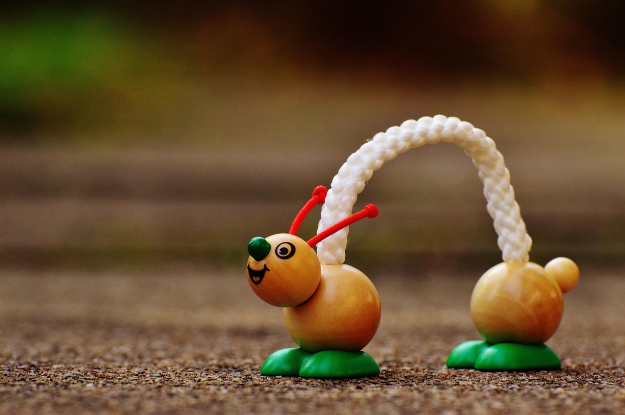 Chenille en bois et en corde