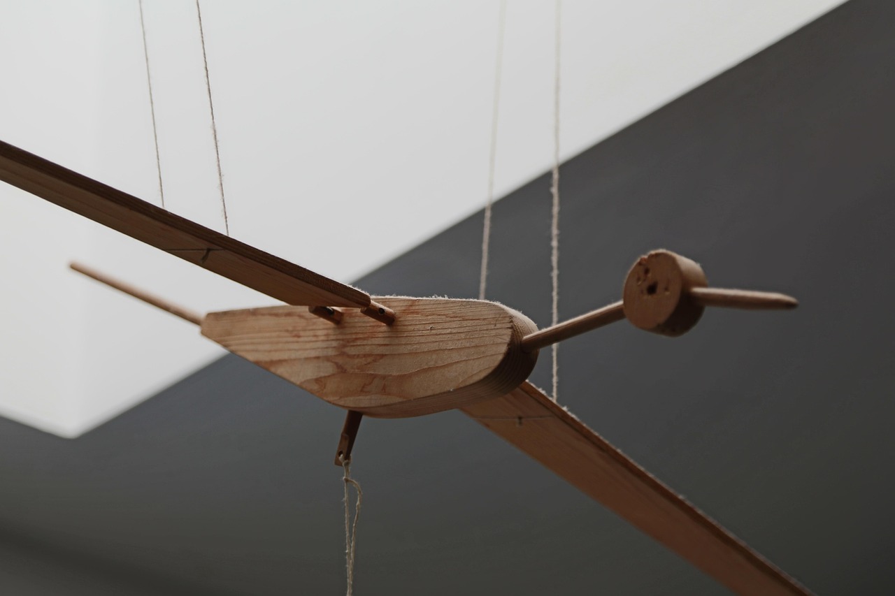 Grand oiseau en bois accroché au plafond