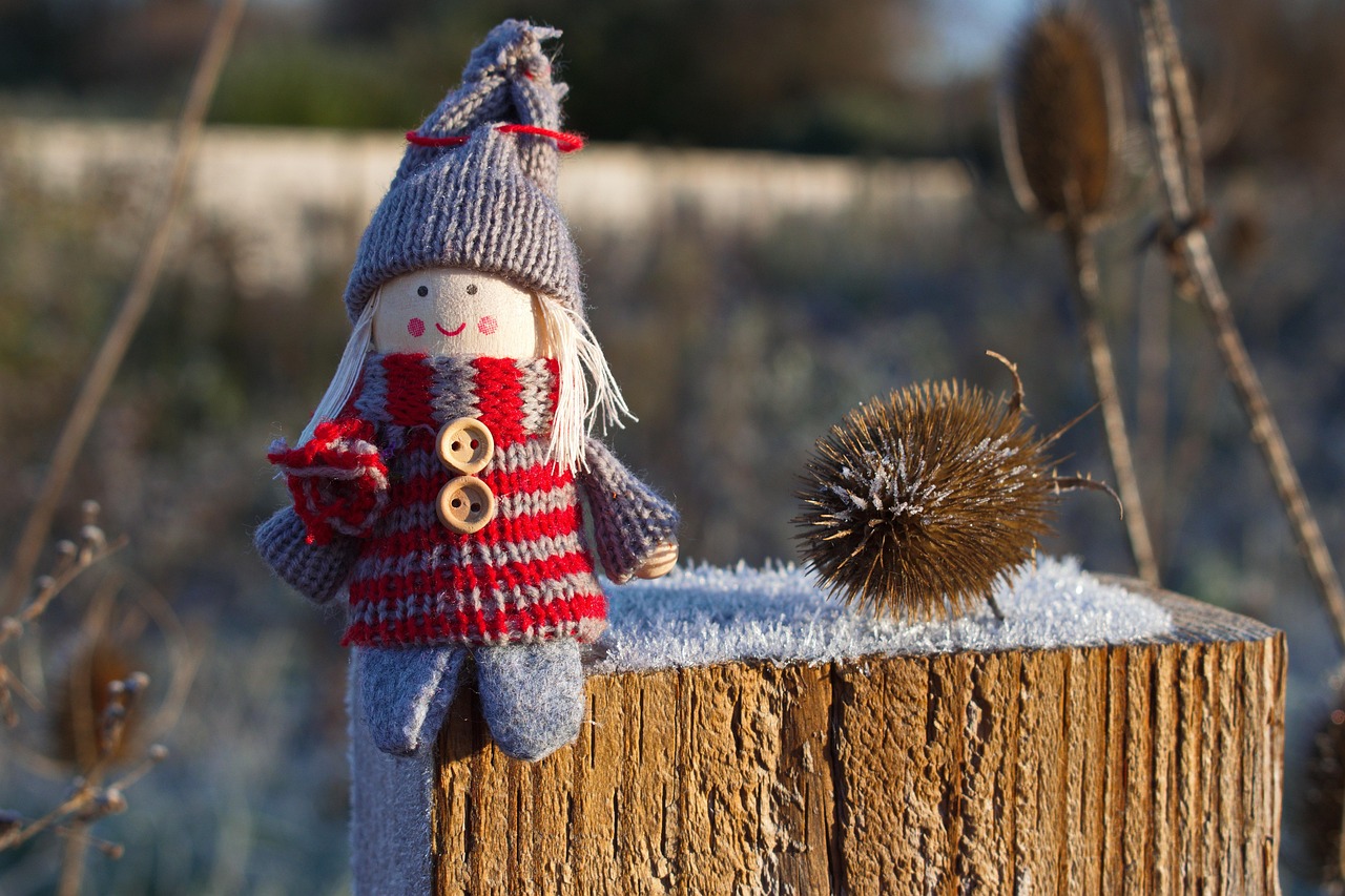 Petite poupée habillée en tenue d'hiver